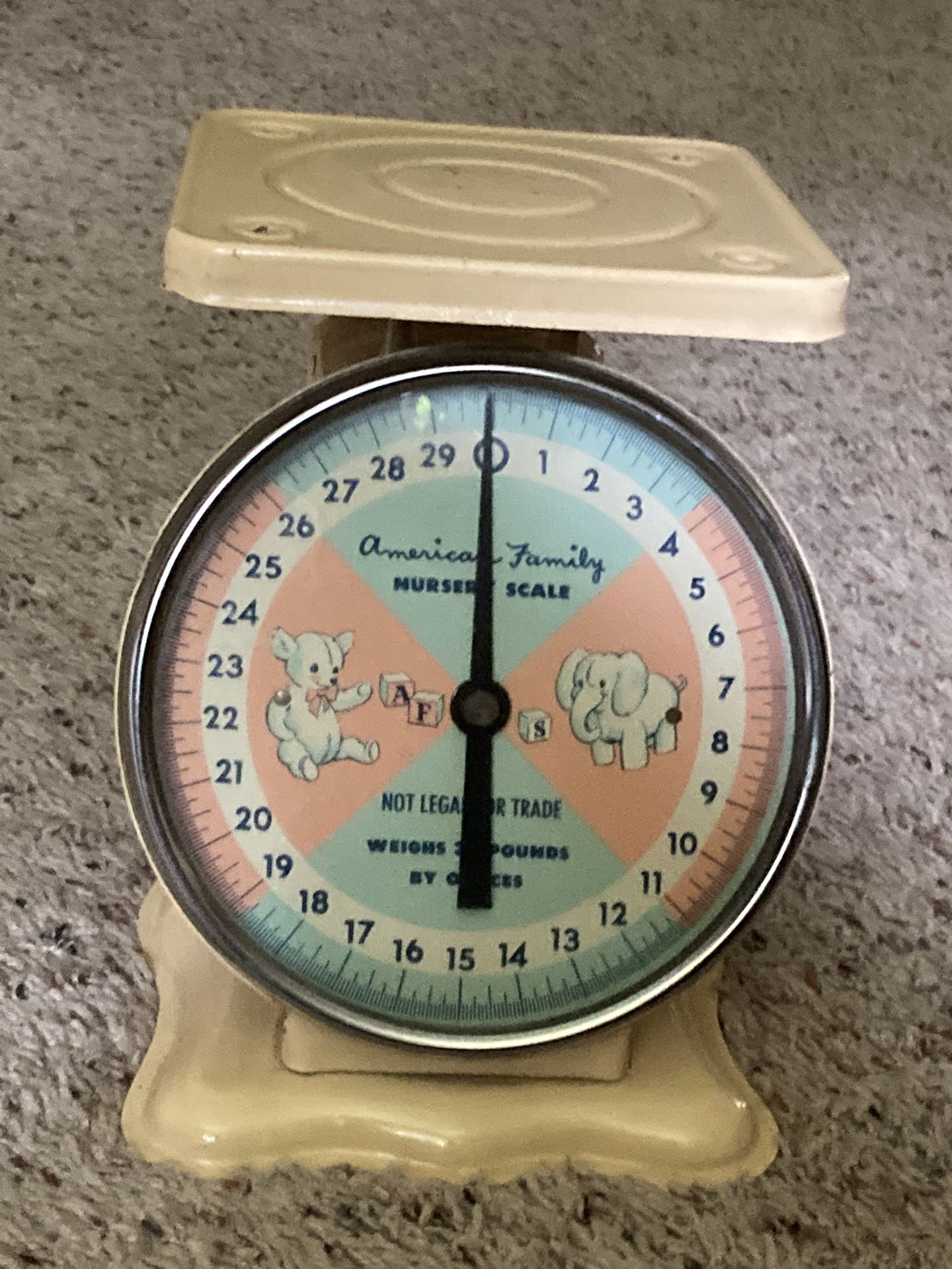 Baby scale vintage