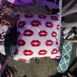Kiss Pillow