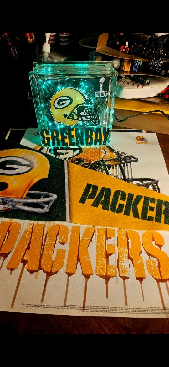 NFL, GREEN BAY PACKERS, NEW (8"×8") XLV, Glass Block Light, plug in, Packwr flag & Packer Poster, firm.