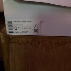 Wmns Air Jordan 1 Mid Se