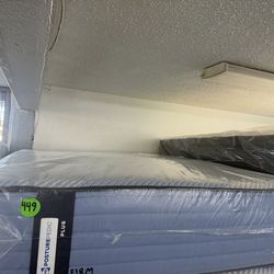 FULL SIZE SEALY POSTUREPEDIC PLUS MATTRESS & BOX SPRING BED SET