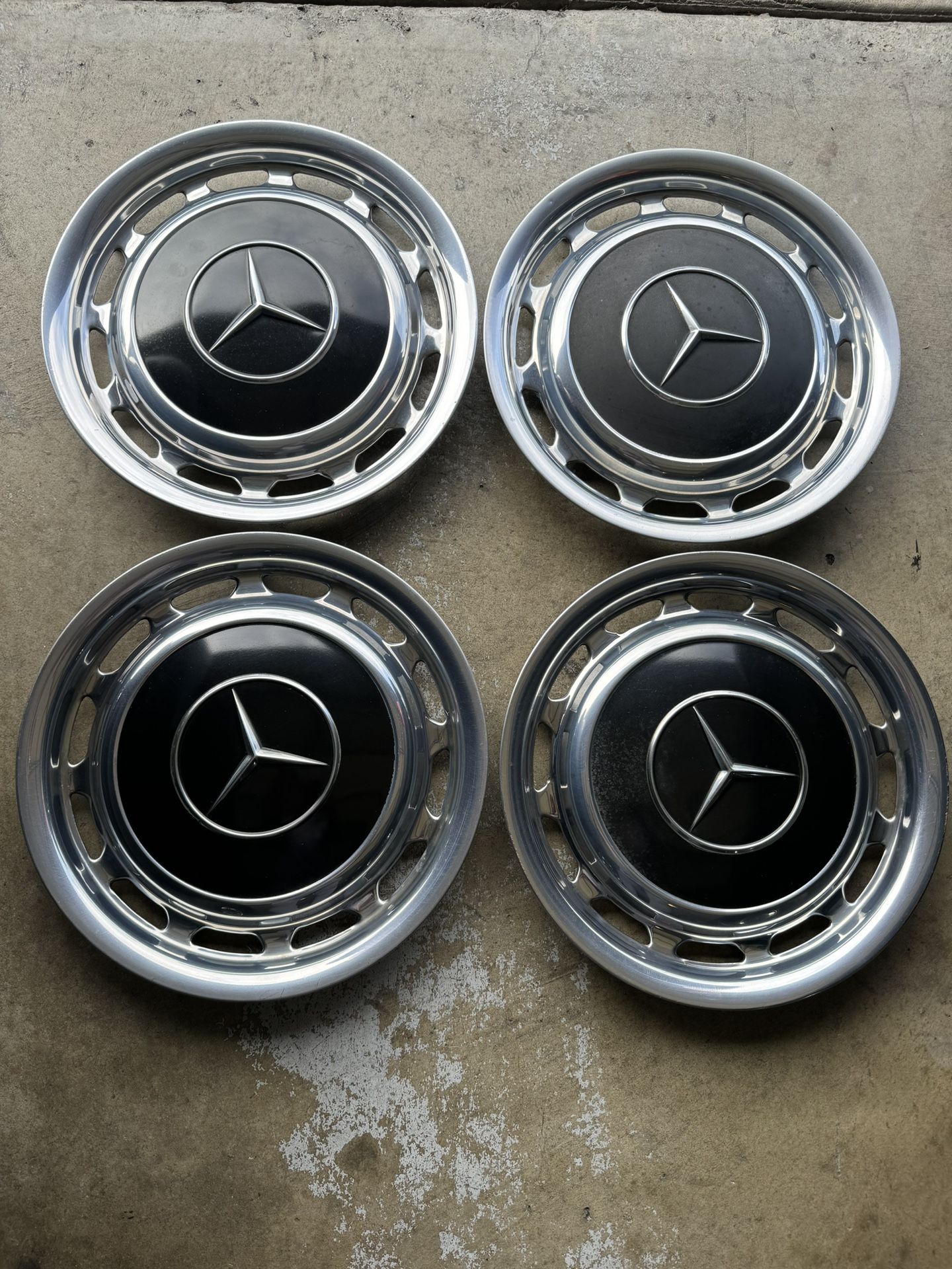 Mercedes Benz wheel cover/hubcaps