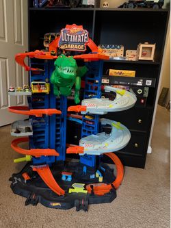 Hot wheels ultimate garage and HUGE lot of hot wheel cars