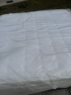 Sealy pillow top king mattress and box spring 
