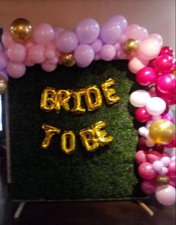 Hedge backdrop and balloon garland