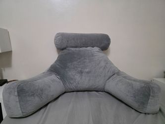 Reading pillow with neck support