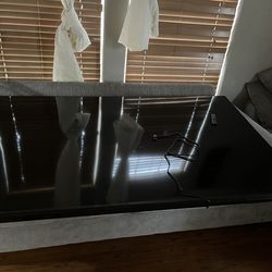 TV de 50 pulgadas para piezas.   La pantalla está quebrada, pero las otras partes pueden servir (tarjeta, bocinas, cables, base, etc.).   Se vende com