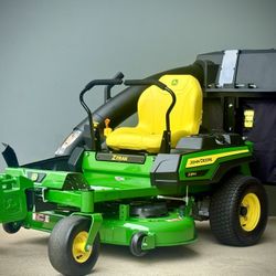 Brand new John Deere Z315E 42 in. 20 HP Gas Dual Hydrostatic Zero Turn Riding Lawn Mower with john deere bagger included