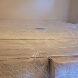 IN PLASTIC SERTA KING PILLOWTOP MATRESS&BOX SPRING WITH BEDFRAME 