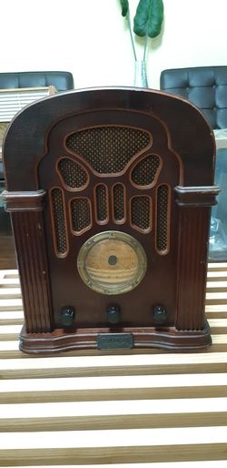 Thomas Collector's Edition1934 Reproduction AM/FM/AFC Radio & Cassette Player.