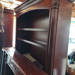 Bookcase with built-in lights 