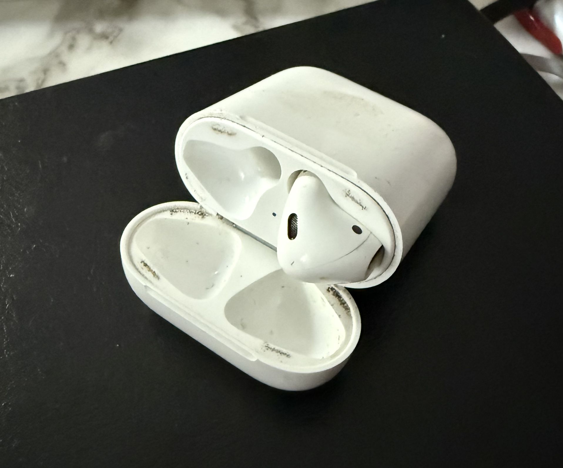 Apple AirPods Gen 2 Case + AirPod