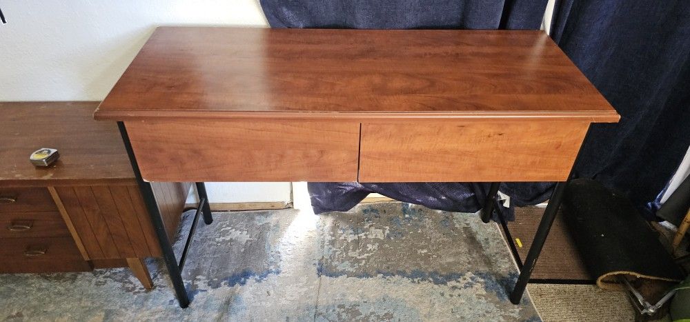 Amisco Modern Desk - $100 ObO