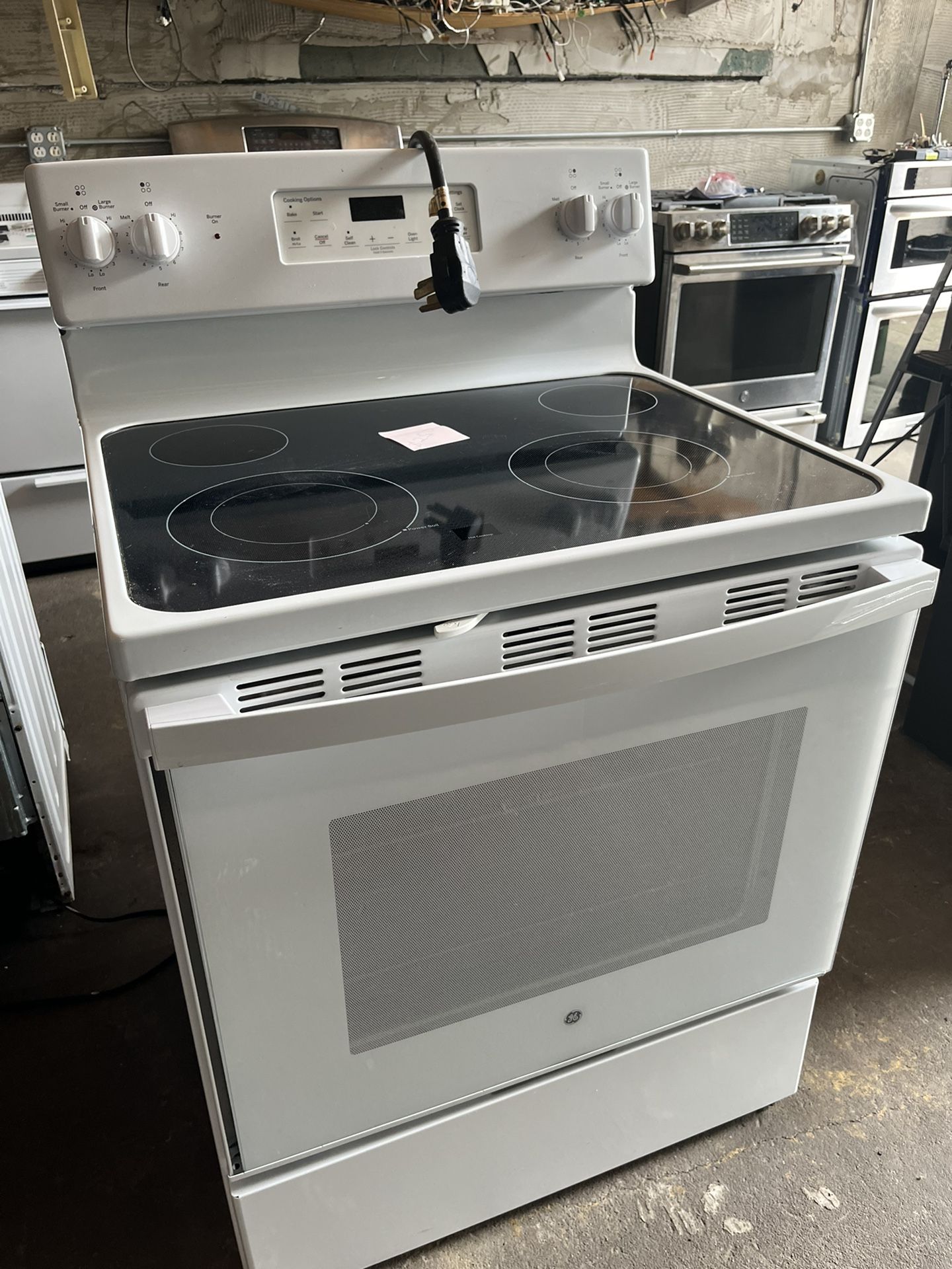 GE White Glasstop Electric Stove