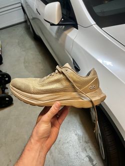 Alo Runner gravel color women’s size 8.5