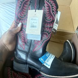 Boots Size 7 NEVER WORN 