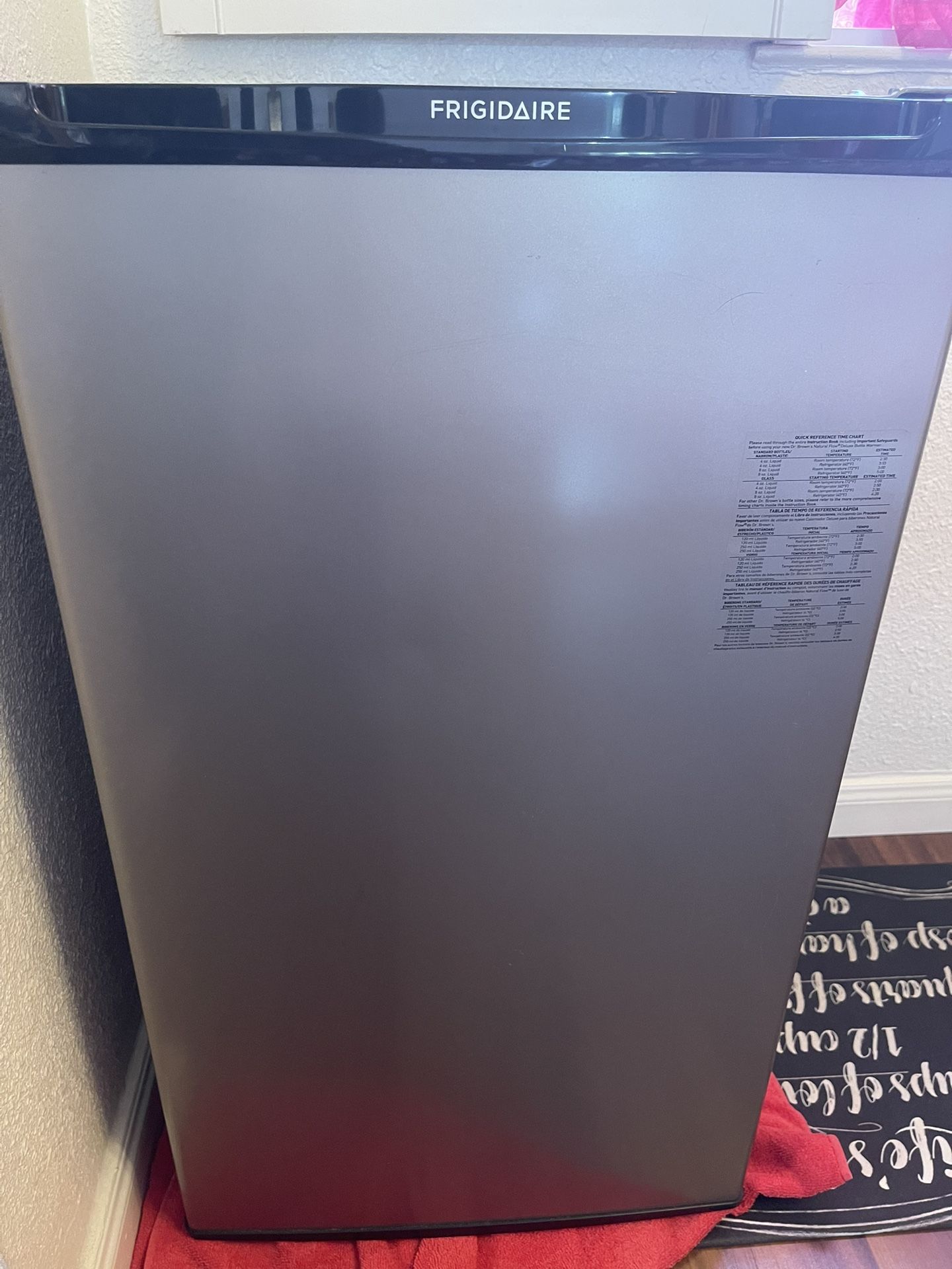 FRIGIDAIRE mini Fridge