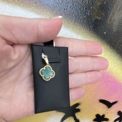 14k GREEN FLOWER CHARM 