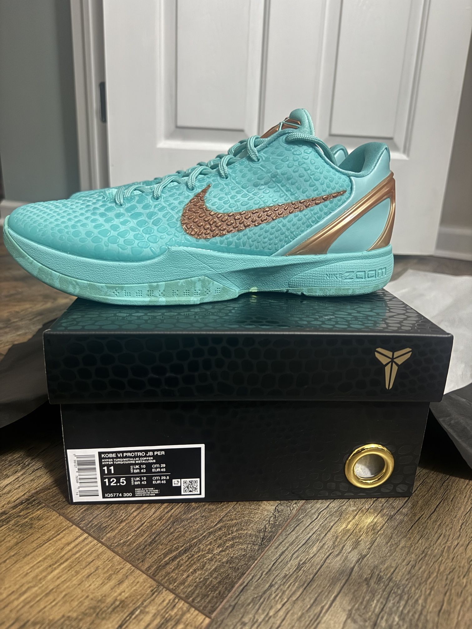 Size 11 Kobe “Statue Of liberty”
