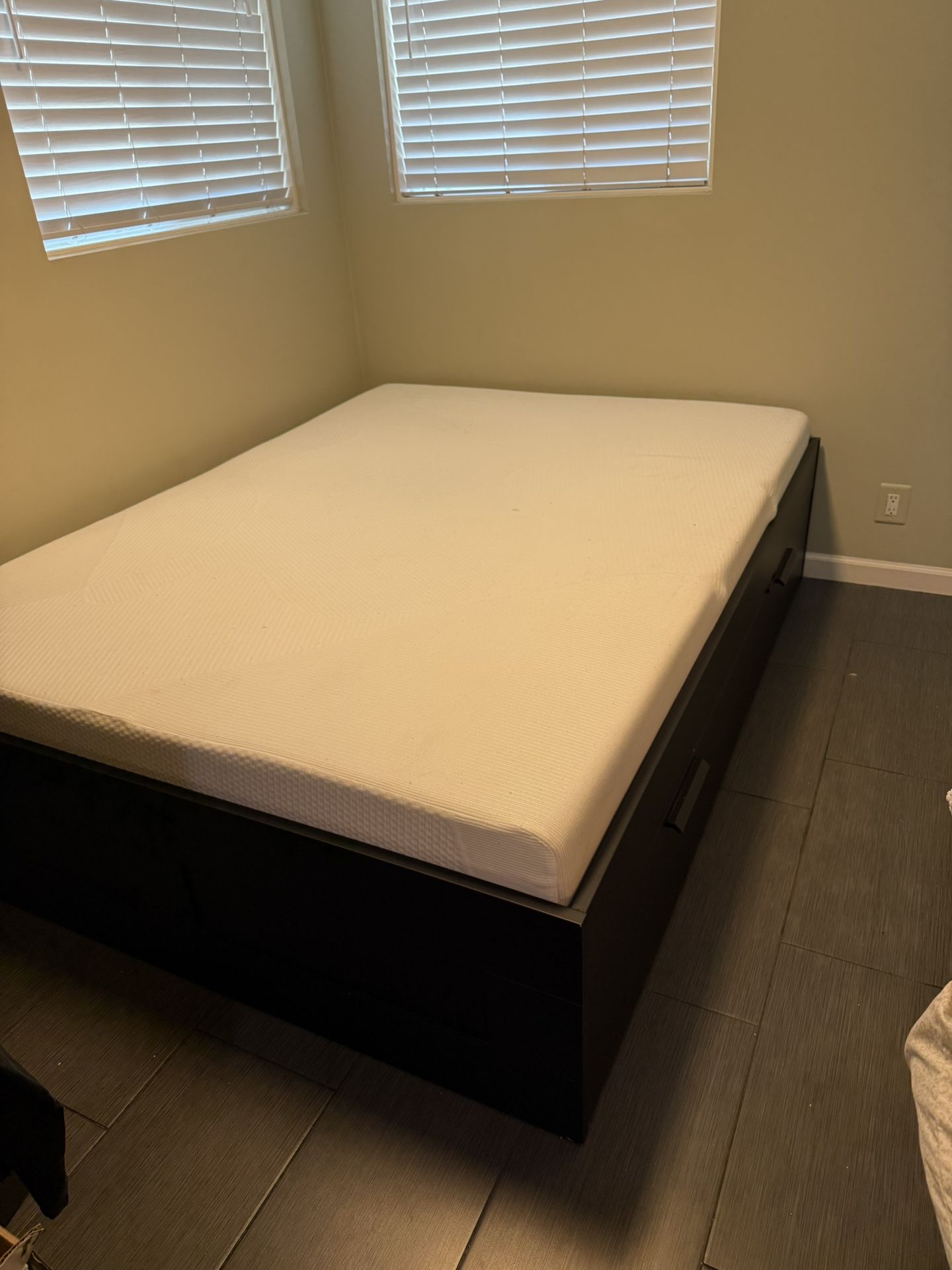 Ikea Queen bed with / mattress 
