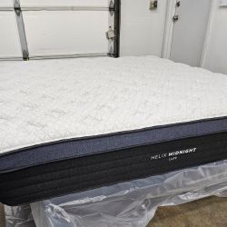 LIKE NEW! Helix Luxe Midnight Mattress - Delivery Available