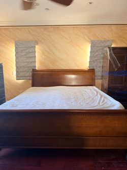 Henredon Traditional King Size Wood Sleigh Bed