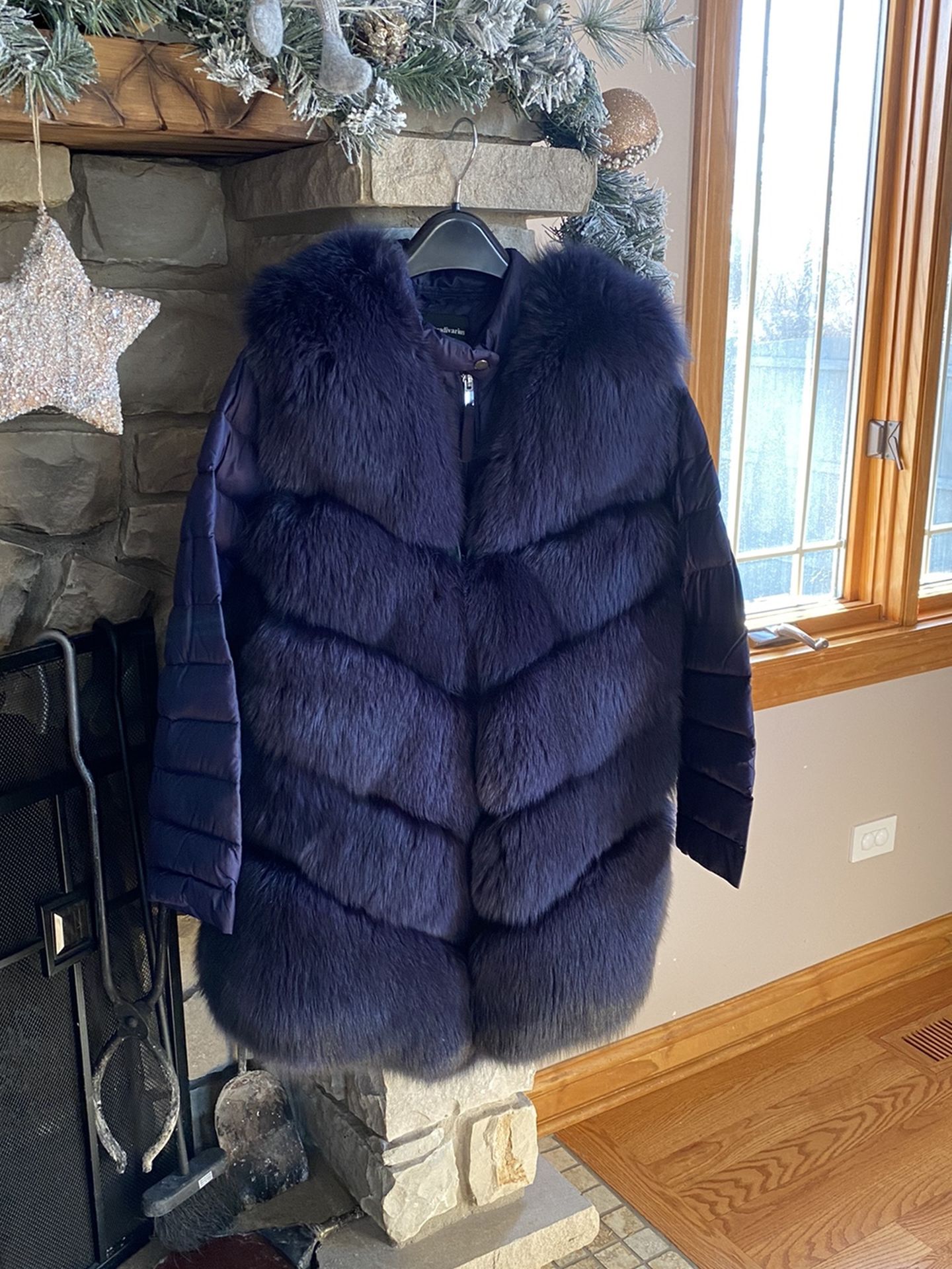 A beautiful vest with a navy blue quilted jacket. Size M L