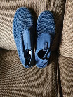 Adult 9/10 water shoes