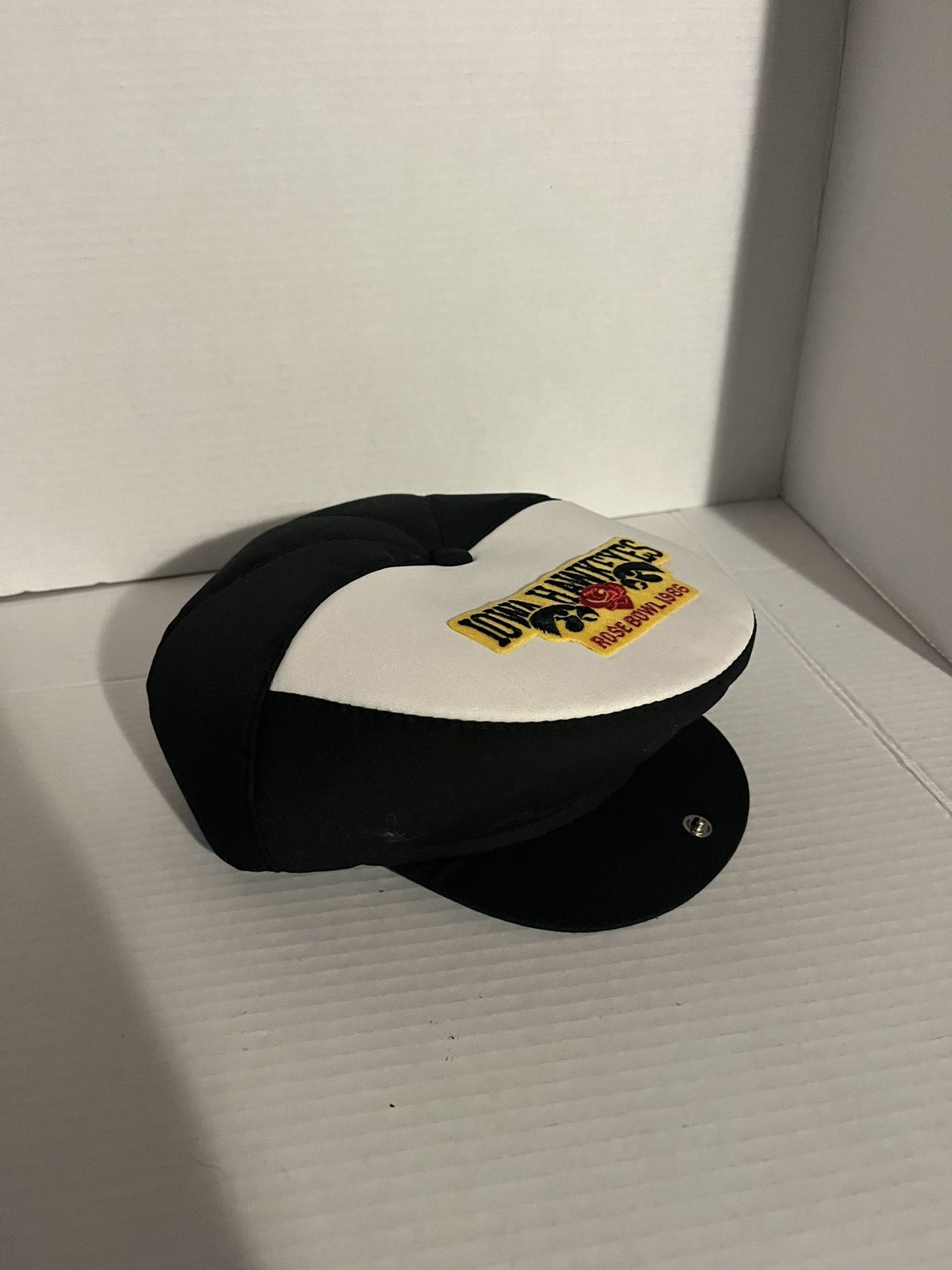 Vintage 1980s IOWA HAWKEYES NEWSBOY HAT 1986 Rose Bowl Cap Snapback Cabbie Foam