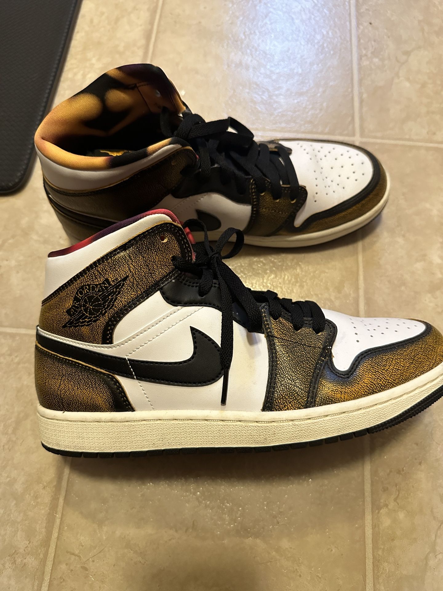 Air Jordan Retro 1 Mid SE ‘Orange Wear Away’