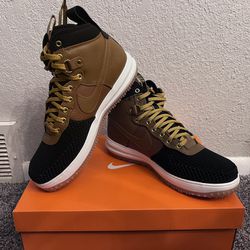Size 11.5 Nike lunar force boot