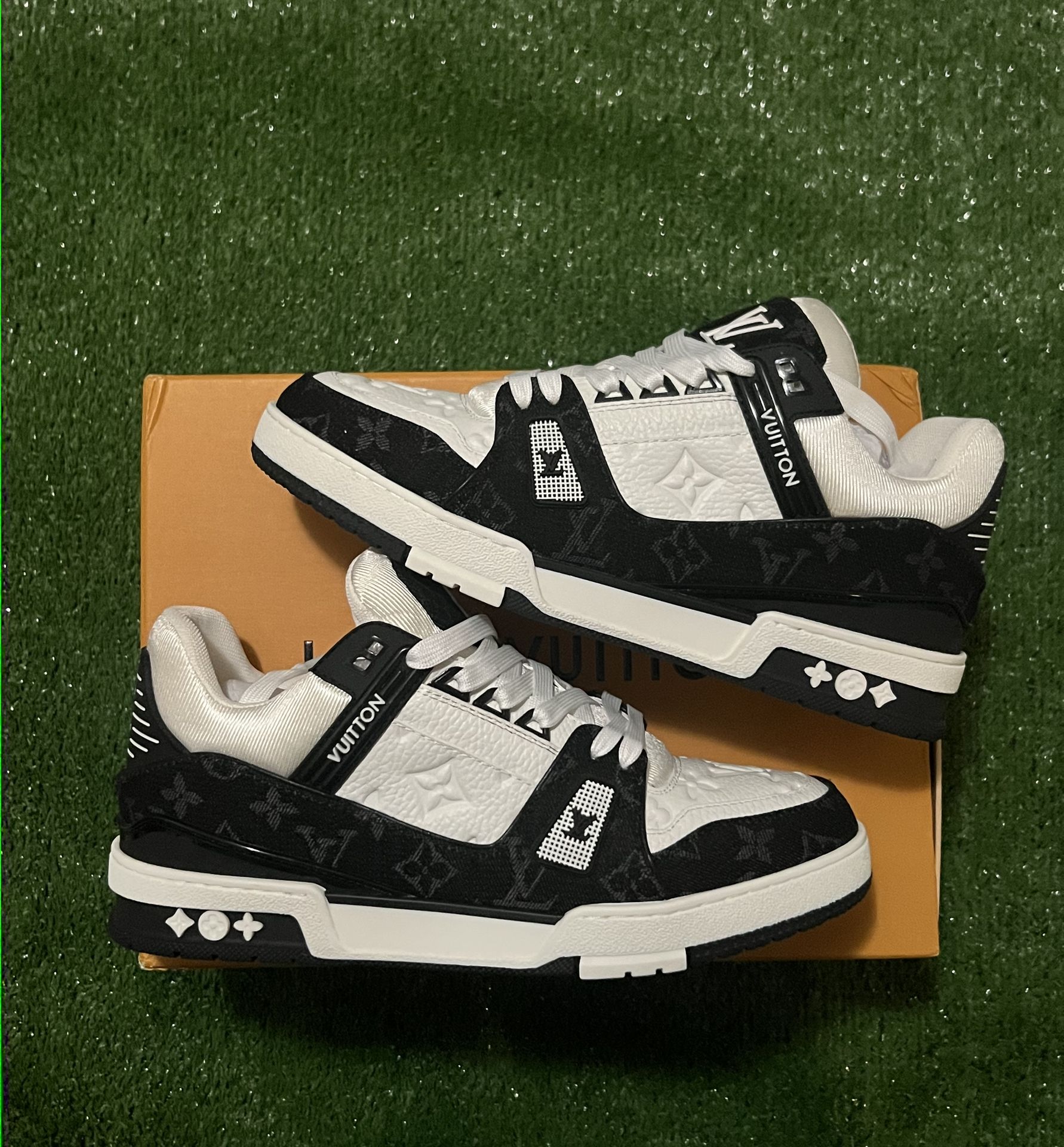 Louis Vuitton Trainer Sneakers Black/White Size 9.5