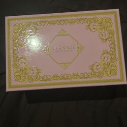 Loción Versace Con Su Estuche Crema Y Body Wash