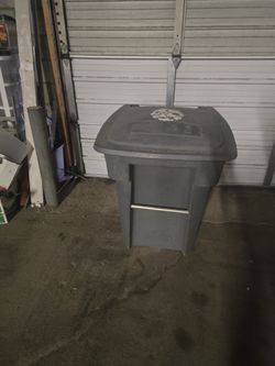 Garbage can with wheel