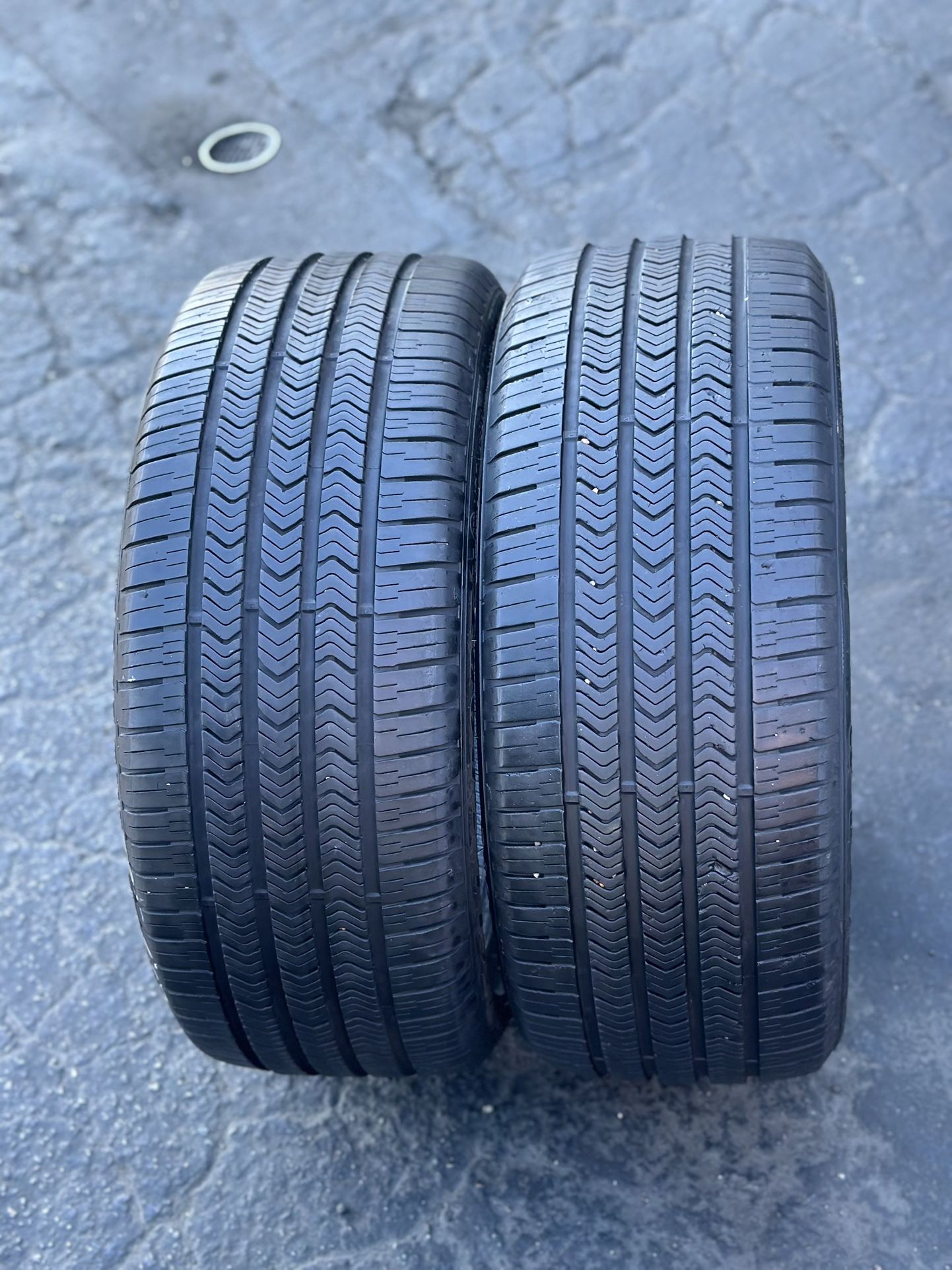 PAIR OF TIRE 245 40 19GOODYEAR 85% LIFE