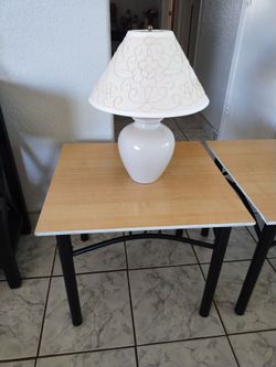 2 mesitas de madera con base de metal 23x22x20