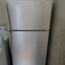 Amana Refrigerator Nice And Clean 