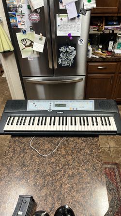 Yamaha keyboard and stand