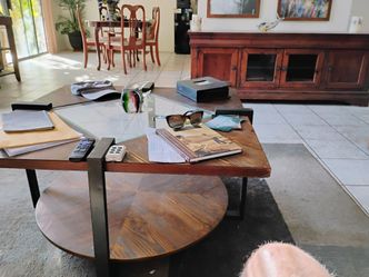 Living room table set was two lamps three tables