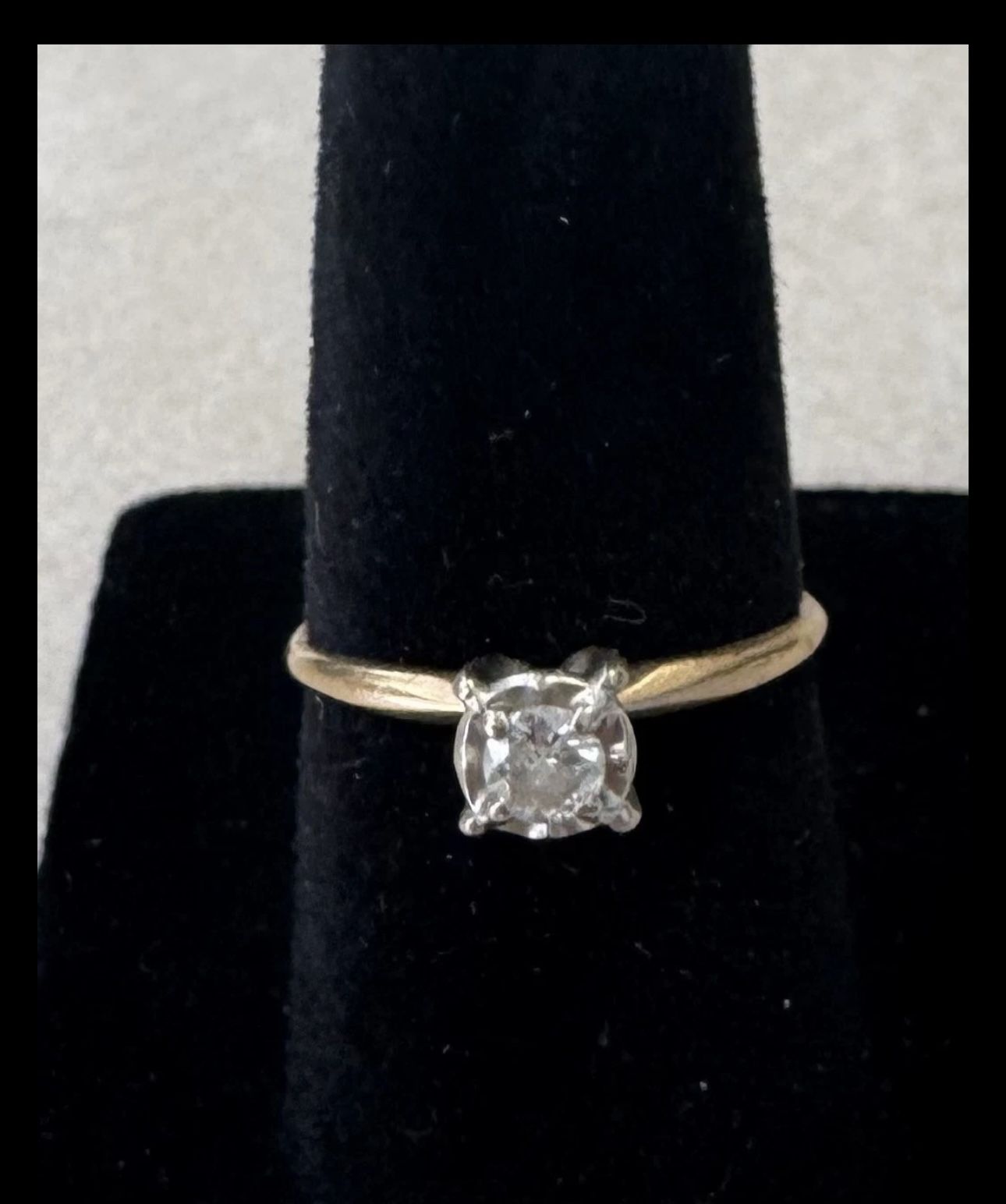 Beautiful 14K Gold Diamond Ring Christmas Is Coming