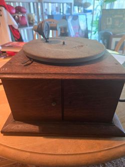 Early 20th century victrola tabletop phonograph