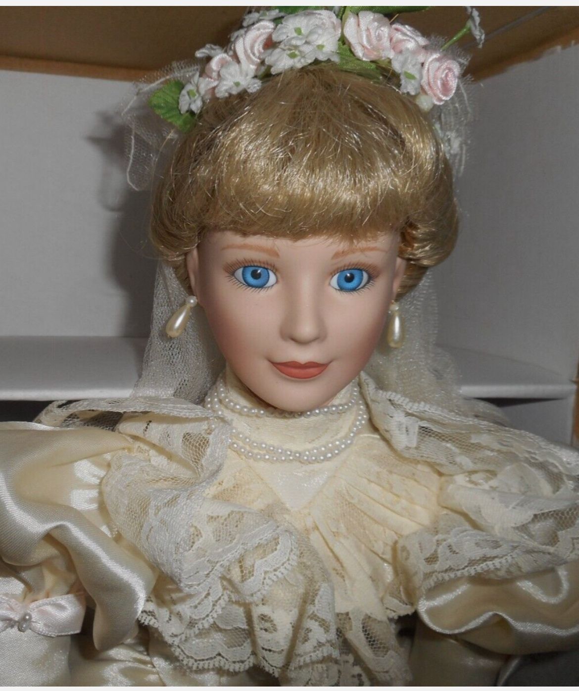 🌸REDUCED🌸Ashton-Drake ‘Lisa’ Wedding Dress Porcelain Doll