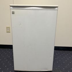 GE Mini Fridge w/ Freezer in Great Working Condition