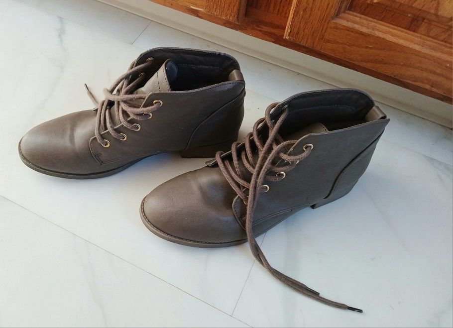 Candie's  Lace-Up Ankle Boots - Size 9.5