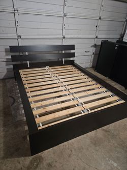 Queen Size Bed Frame, Dark Brown Color, some scratches but touch up, Good Conditions 👍