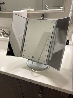 Mirror Vanity with Light and Zoom