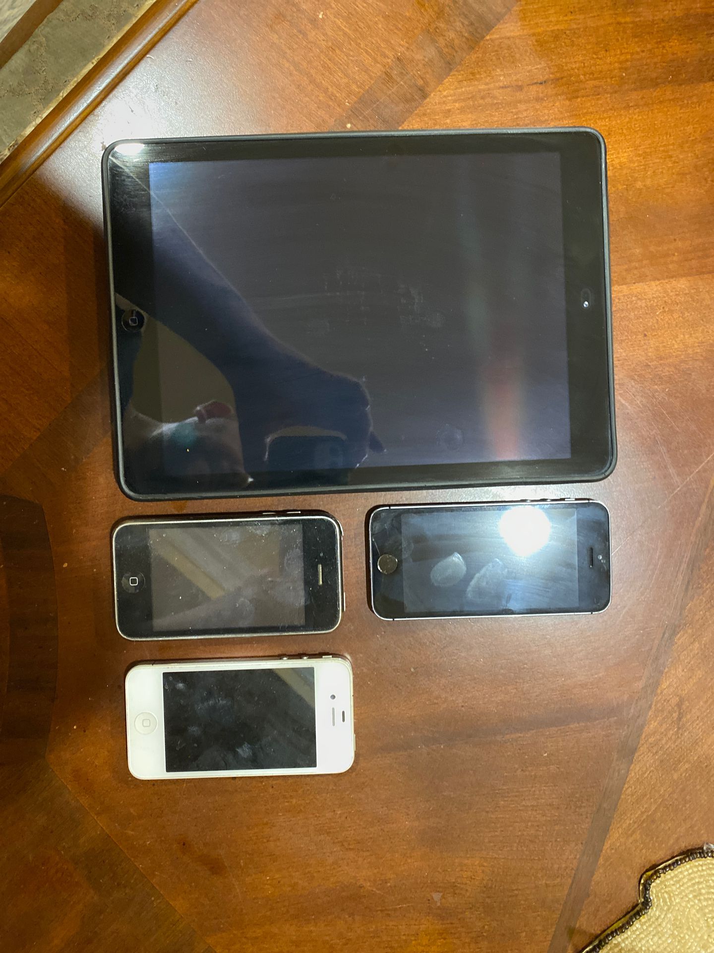 Apple products for sale iPad and 3 iPhone’s bundle