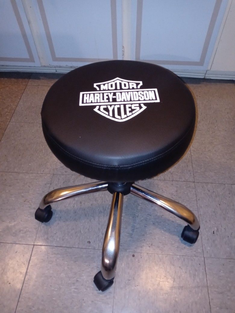 Harley davidson stool with wheels deals