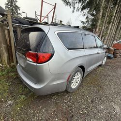 2017 Chrysler Pacifica For parts 