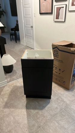 18 inch vanity . Never been installed. $40 or best Offer!